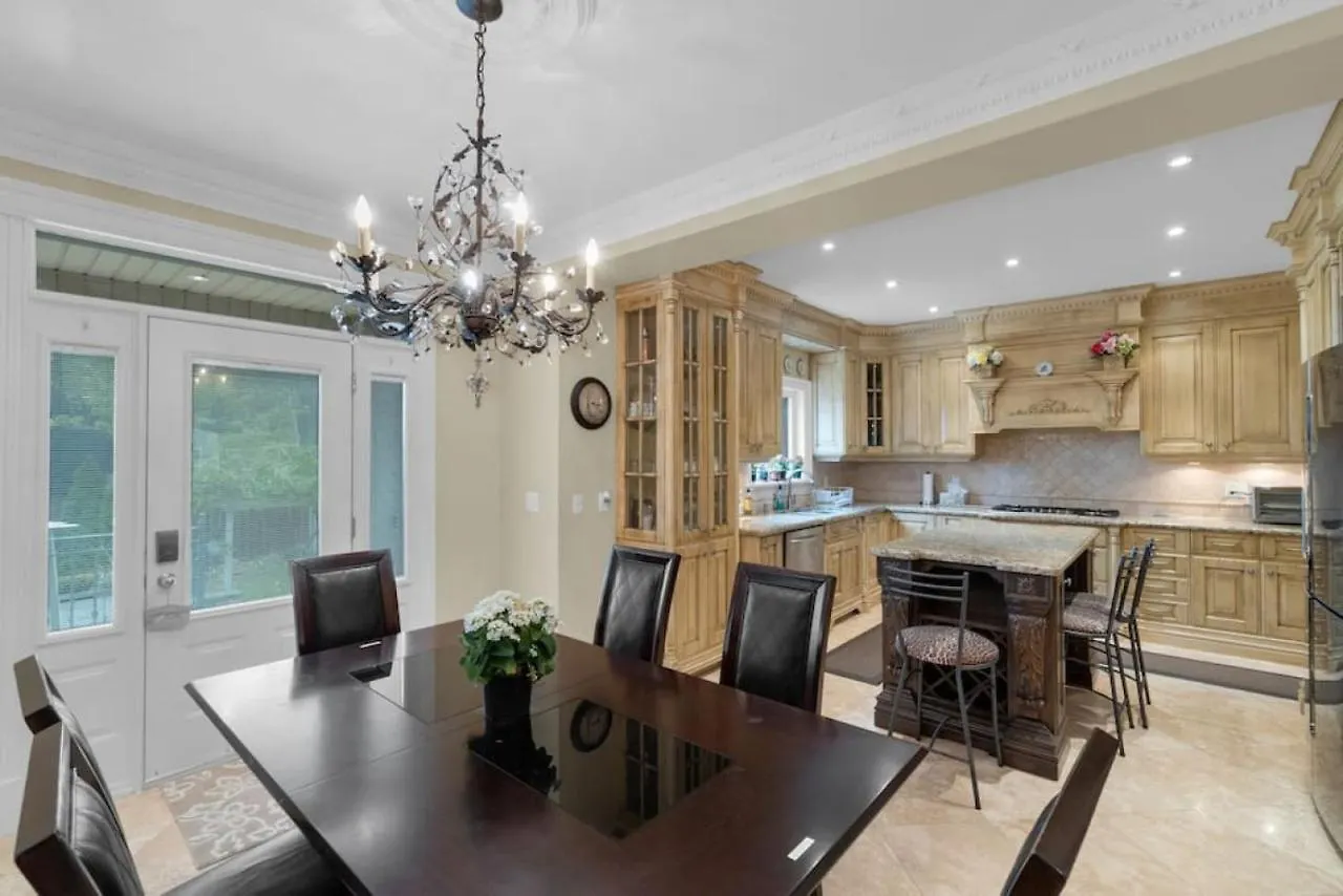 Holiday home Luxury 4Br - Pool Table - 10 Min To Yorkdale Mall Toronto Canada