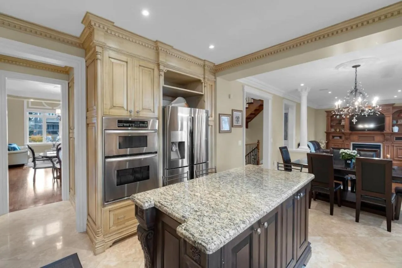 Holiday home Luxury 4Br - Pool Table - 10 Min To Yorkdale Mall Toronto